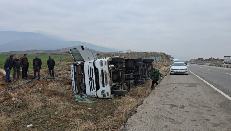 Girne ve Gazimağusa-Karpaz Anayolu’nda meydana gelen 2 kazanın birinde tanker devrildi 2 kişi yaralandı