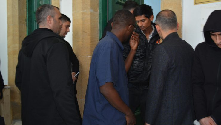 KKTC’de izinsiz ikamet etme suçundan tutuklanan Emmanuel Anuoluwapo Salıu-Olayınka, Sisekelo Mhlanga Langalıbalele ve MD Sayeef Rahman bir gün tutuklu kalacak