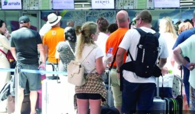 Yolcular ortada kaldı