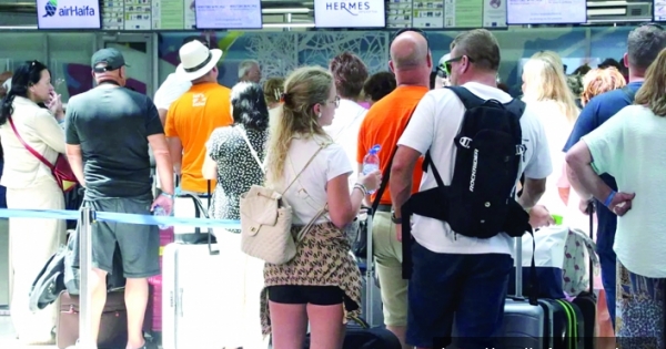 Yolcular ortada kaldı