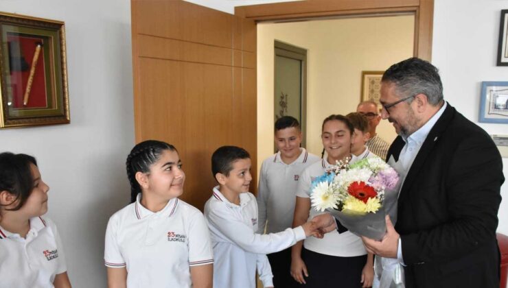 23 Nisan İlkokulu öğrencileri Girne Belediye Başkanı Şenkul’u ziyaret etti