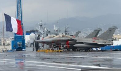 Charles de Gaulle emir bekliyor