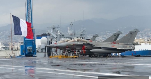 Charles de Gaulle emir bekliyor