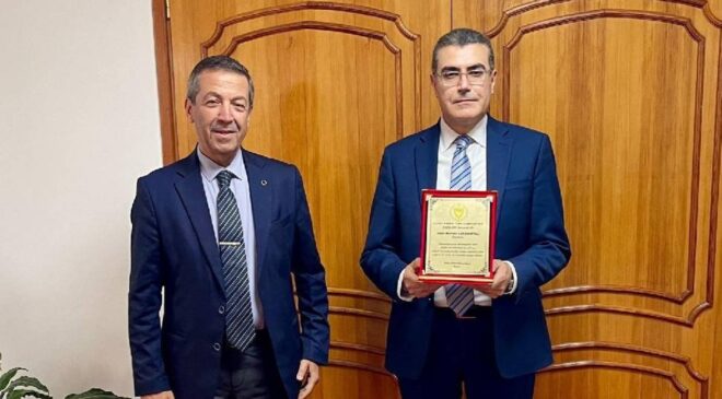 Ertuğruloğlu’ndan emekli olan Lakadamyalı’ya teşekkür plaketi