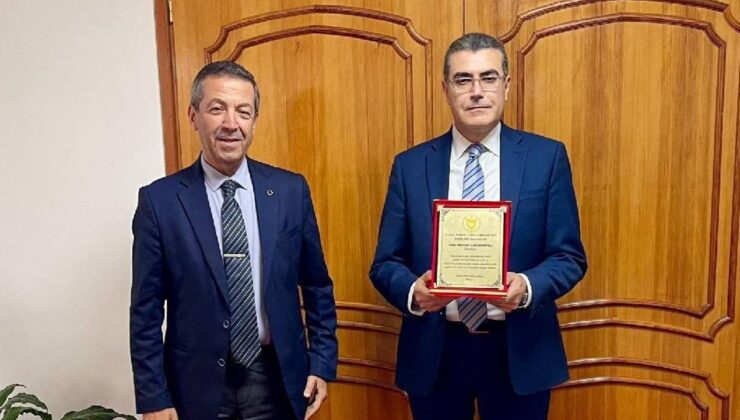 Ertuğruloğlu’ndan emekli olan Lakadamyalı’ya teşekkür plaketi