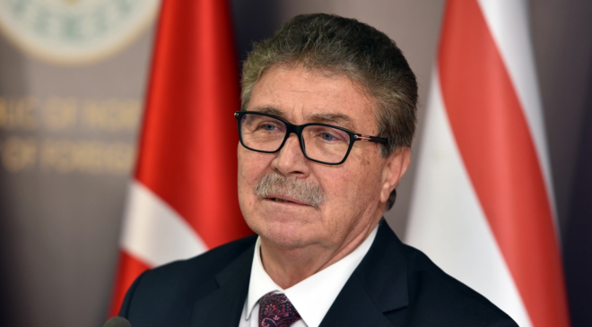 Başbakan Üstel, Rum gençlerin bayrak yakmasını kınadı