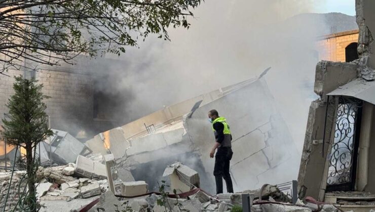 İsrail ordusu, Lübnan'ın güneyindeki Meys el-Cebel beldesinde evleri ateşe verdi