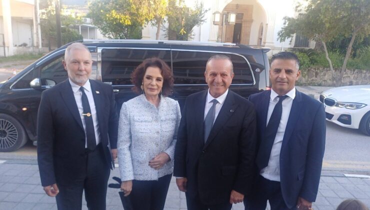 Ataoğlu, usta sanatçı Hülya Koçyiğit ile bir araya geldi