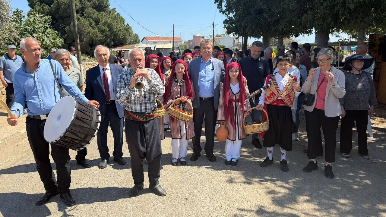 Başbakan Üstel, 15. Geleneksel Yeşilırmak Çilek Festivaline katıldı