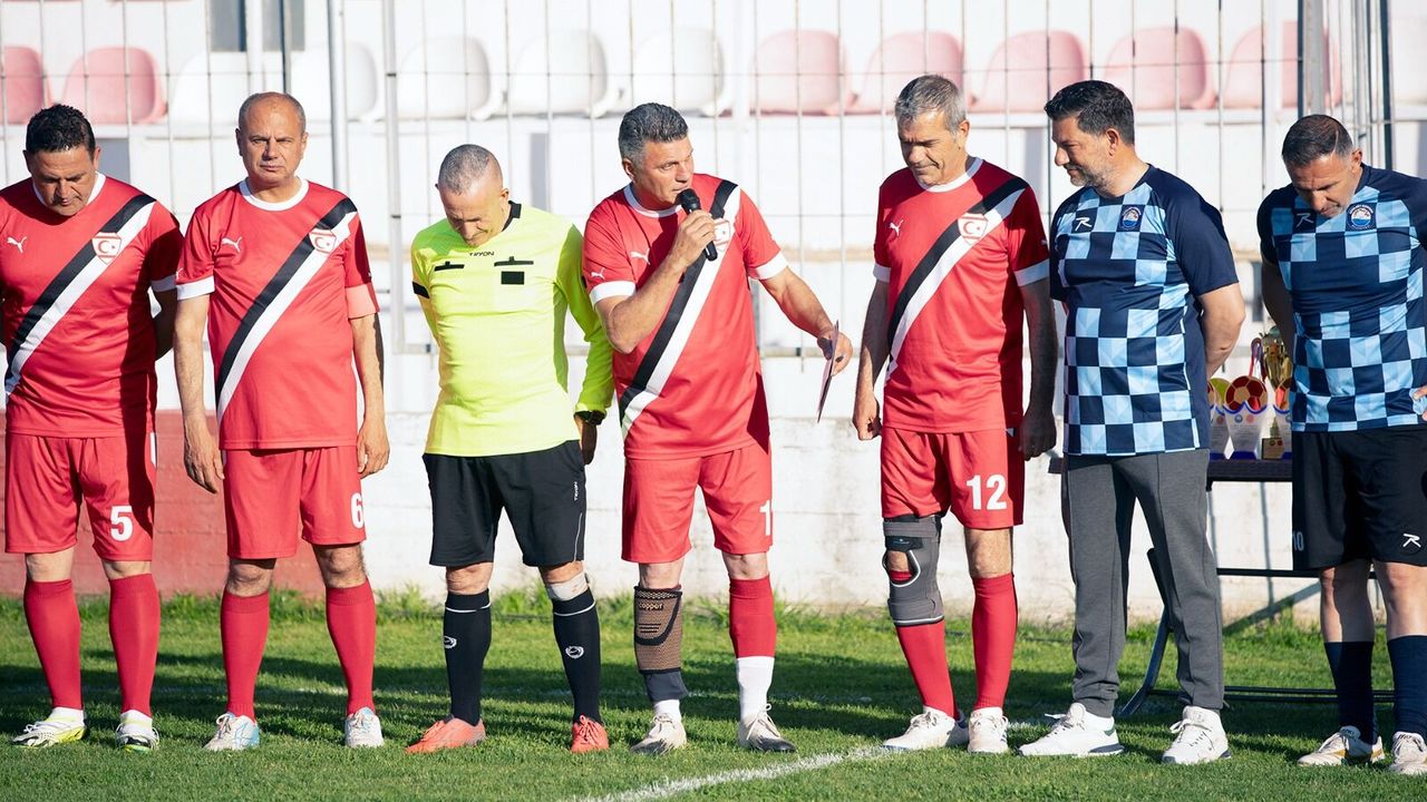 Meclisin Futbol Takımı ile Çatalköy Esentepe Belediyesi dostluk maçında karşı karşıya geldi