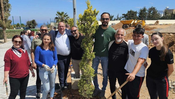 Erenköy-Karpaz Belediye Başkanı Bakırcı, öğrencilerle fidan dikti