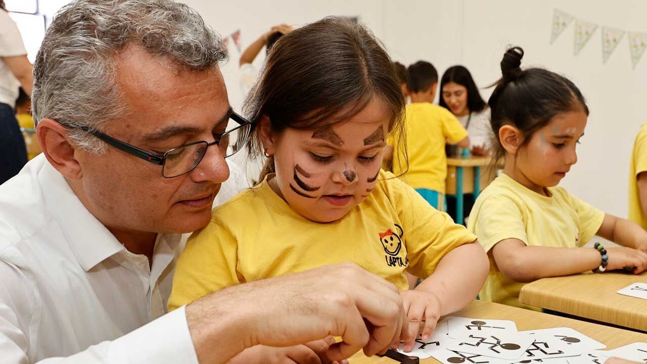 Erhürman, Atatürk Öğretmen Akademisi'nde çocuk şenliğine katıldı