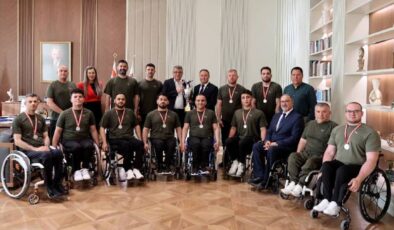 Erhürman, Vakıflar Tekerlekli Sandalye Basketbol Takımı'nı kabul etti