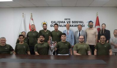 Hasipoğlu, Vakıflar Tekerlekli Sandalye Basketbol Takımı'nı kabul etti