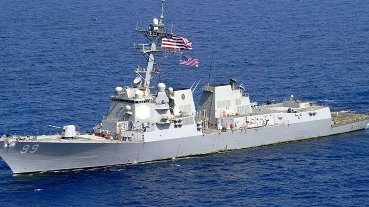 İran medyası: Hürmüz Boğazı yakınında 3 ABD destroyeri vuruldu