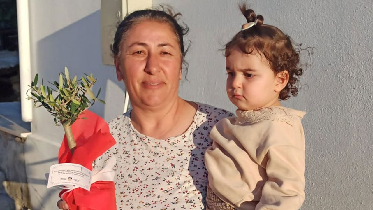 İskele Belediyesi, annelere, saksıda zeytin ağacı armağan ediyor