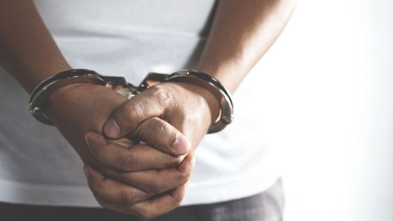 Kimliğini yurt dışına çıkabilmesi için başka şahsa verdi, tutuklandı