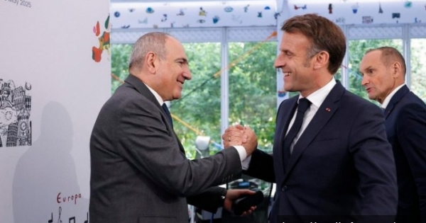 Macron durmuyor