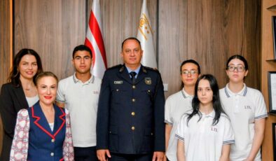Polis Genel Müdürü Adalıer Lefkoşa Türk Lisesi öğrencilerini kabul etti