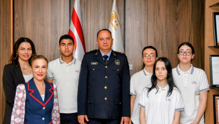 Polis Genel Müdürü Adalıer Lefkoşa Türk Lisesi öğrencilerini kabul etti