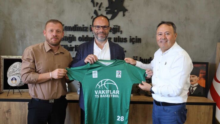 Sadıkoğlu, KKTC Vakıflar Tekerlekli Sandalye Basketbol Takımı’nı kabul etti