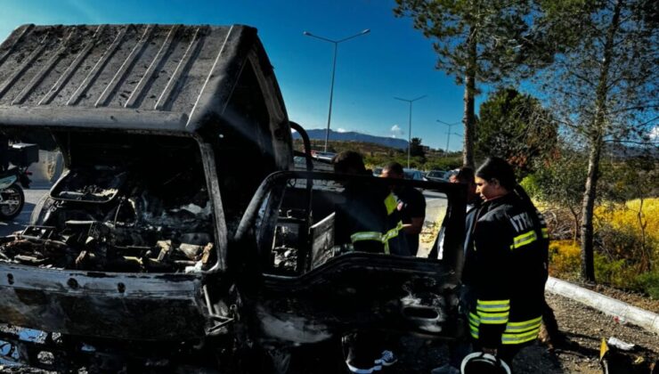 Seyir halindeki kamyonet küle döndü