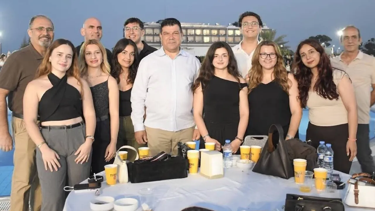 DAÜ'de 800 öğrenci başarılarını aynı sahnede kutladı