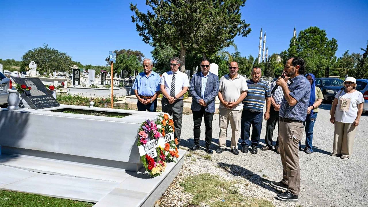 Spor yazarı Omaç Başat kabri başında anıldı