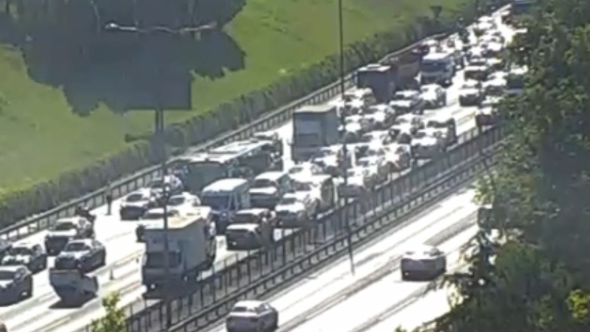 TEM Otoyolu’nda can pazarı! Araç takla attı trafik kilitlendi