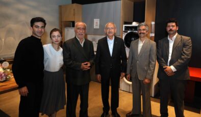 Adliyede bile protesto edilen Kılıçdaroğlu, çareyi eski fotoğraflarda buldu