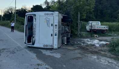 akarya'da 13 kişinin yaralandığı trafik kazası araç kamerasında