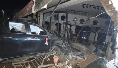 Alkollü sürücü mağazaya daldı: Hastaneye kaldırıldı