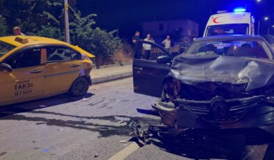 Alkollü sürücünün kullandığı otomobil taksiye çarptı