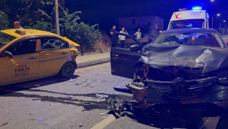 Alkollü sürücünün kullandığı otomobil taksiye çarptı