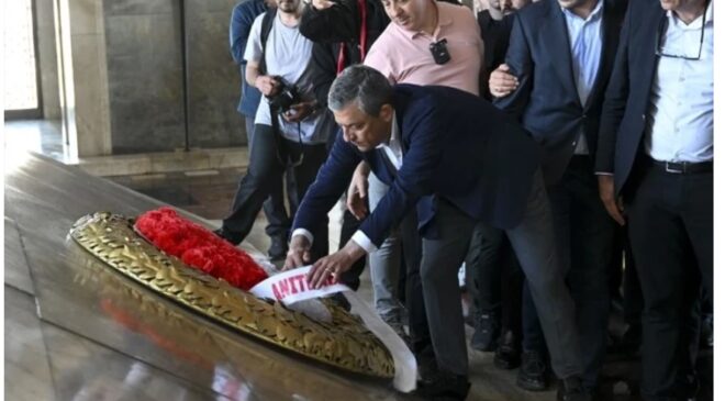 Anıtkabir'deki çelenk krizi soruları yanıtsız kaldı