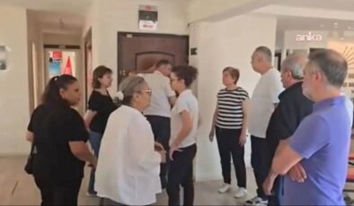 Atamayla geldi, kapıdan giremedi: CHP ilçe binasında "butlan" gerilimi