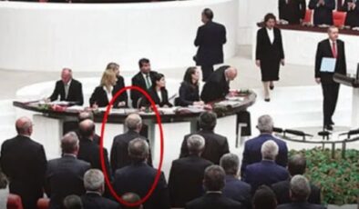 Ayağa kalkmadık dedi, fotoğraf yalanladı