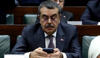Bakan Tekin, İngiliz gemisini buharlaştırdı!
