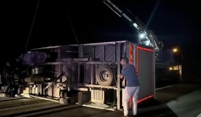 Bariyerlere çarparak devrilen kamyonetin sürücüsü yaralandı