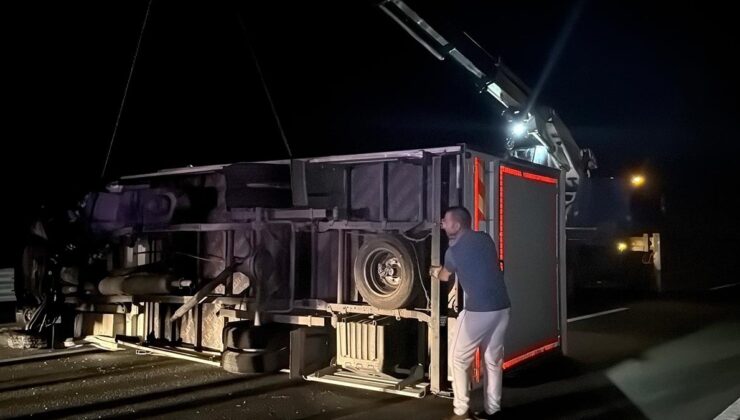 Bariyerlere çarparak devrilen kamyonetin sürücüsü yaralandı
