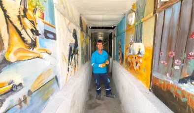 Belediye işçisi sokakları sanatla buluşturdu