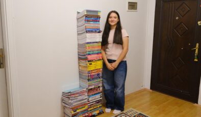 Boyu kadar kitapla poz verdi: İpek, LGS Türkiye birincisi oldu