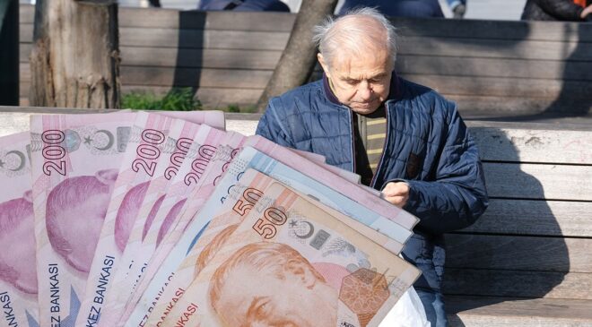 Bu durumda olan emeklilerin maaşı kesilecek