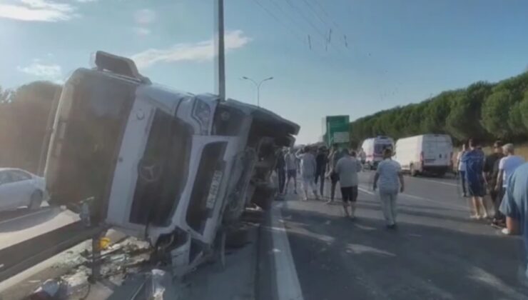 Büyükçekmece'de beton tankeri devrildi; yol trafiğe kapatıldı