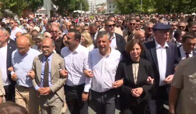 CHP lideri Özel Eskişehir'de sokağa çıktı, on binler arkasından yürüdü