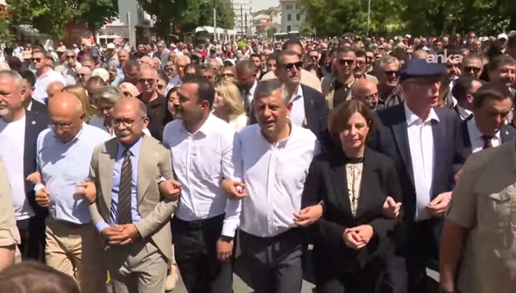 CHP lideri Özel Eskişehir'de sokağa çıktı, on binler arkasından yürüdü
