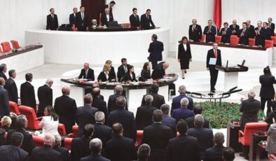 CHP'li eski vekilden Kılıçdaroğlu'nun "Ayağa kalkmazdık" sözlerine fotoğraflı yanıt