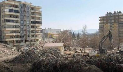 Depremde 123 kişiye mezar olan Ebrar Sitesi davasında 2'si kamu görevlisi 3 kişiye hapis cezası