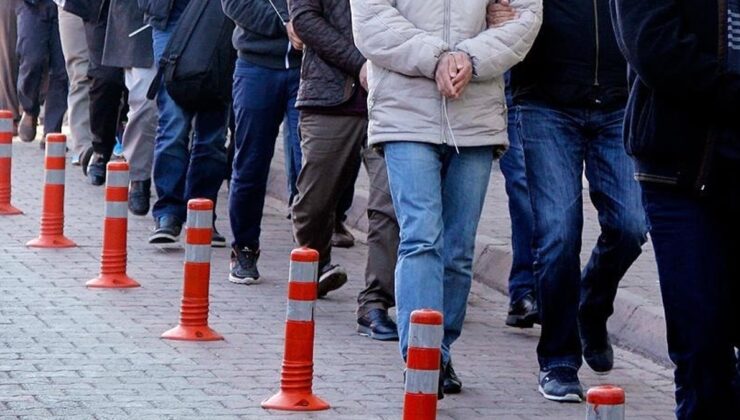 Durdurulan taksiden 4 kaçak göçmen çıktı