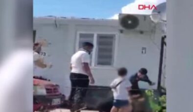 Elinde bıçakla yere yatırdığı eşini dövdü